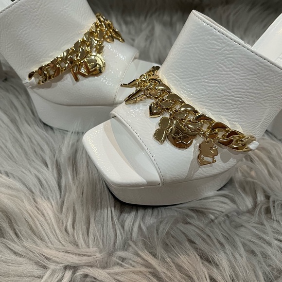 Karl Lagerfeld Haisley Patent Leather Slip-On Gold Charms. New with tags - Picture 8 of 9